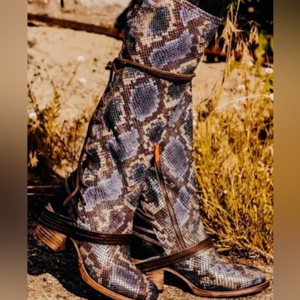 Freebird by Steven Women’s Tall Coal Blue Brown Tan Snakeskin Boots Sz 8